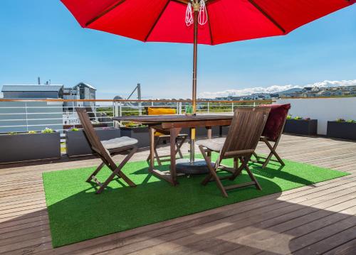 Modern Beachfront with swimming pool 27 Azure Blouberg Cape Town