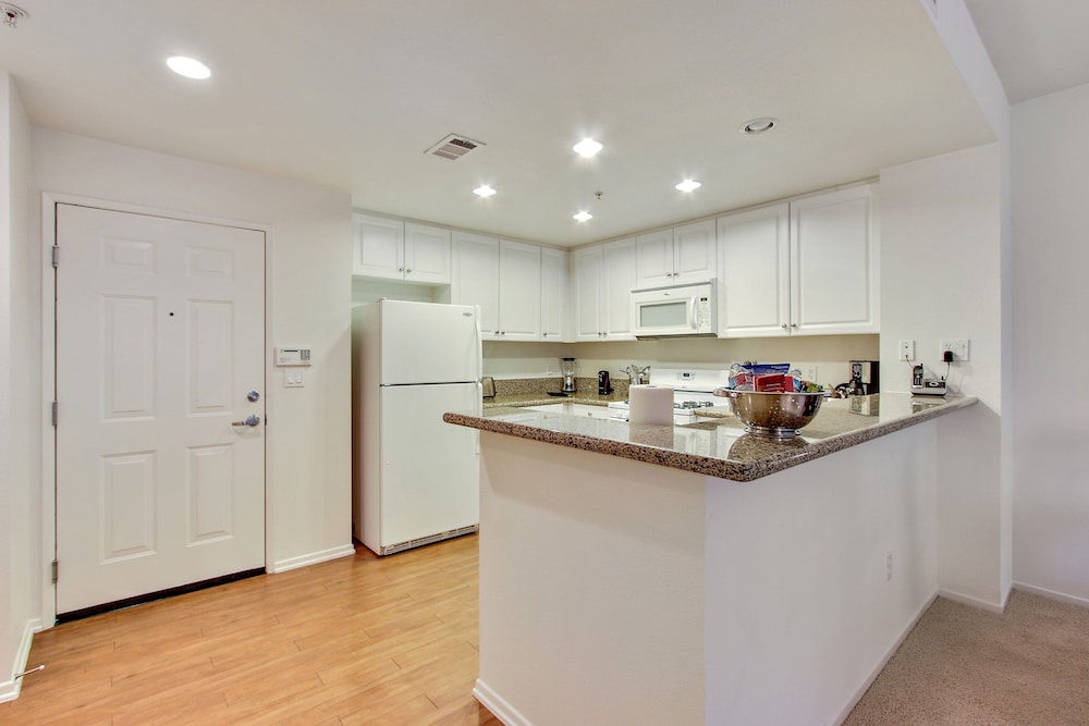 Global Luxury Suites at The Village - photo 21