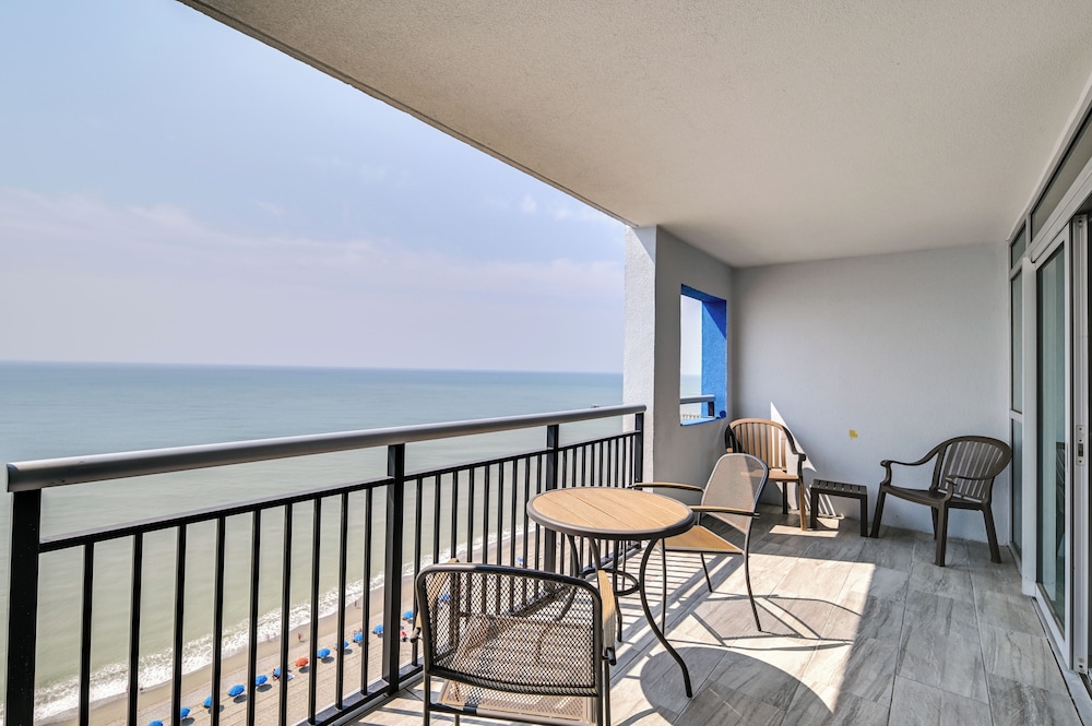 Oceanfront Myrtle Beach Condo with Pools and Hot Tubs — 4-Star Luxury Hotel in Myrtle Beach, United States
