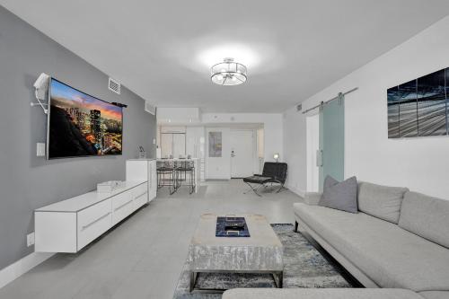 Ocean View Elegant 2BDR 2BA Condo Beach Access 714 — 4-Star Luxury Hotel in Miami Beach, United States
