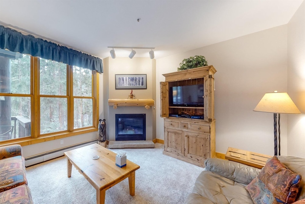 Charming Condo Nestled in the East Keystone Resort Neighborhood Shuttle to Ski Slopes Outdoor Pool and Hot Tub - photo 18