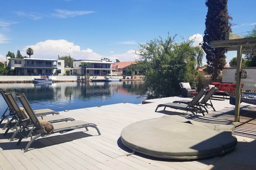 Sun Deck Hot Tub Lakefront Tempe House — 4-Star Luxury Hotel in Tempe, United States