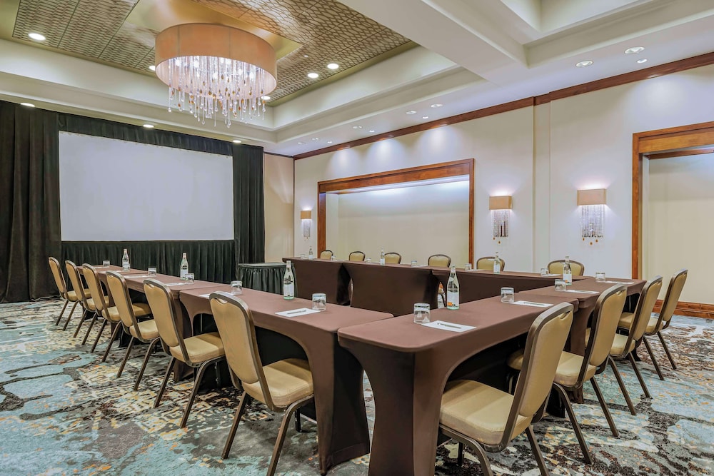 Embassy Suites Houston Downtown - photo 49