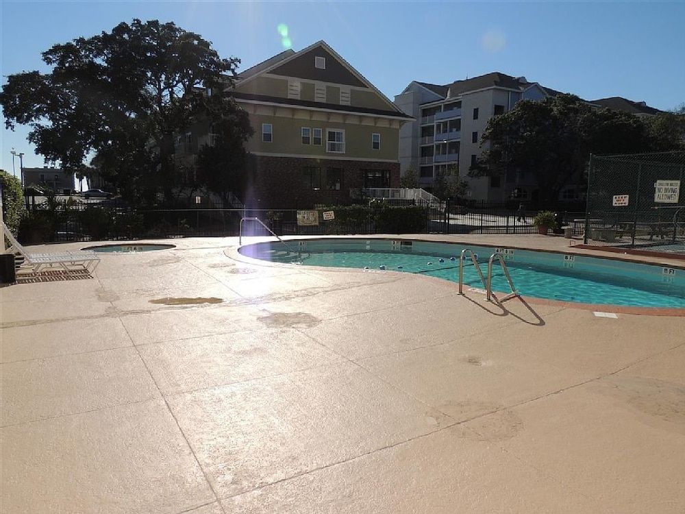 Holiday Towers 206 3 Br condo by RedAwning - photo 4