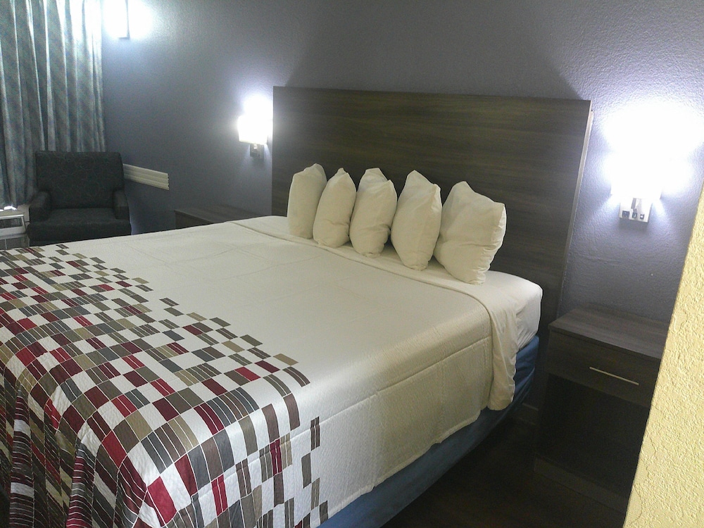 Red Roof Inn Hampton Coliseum - photo 9