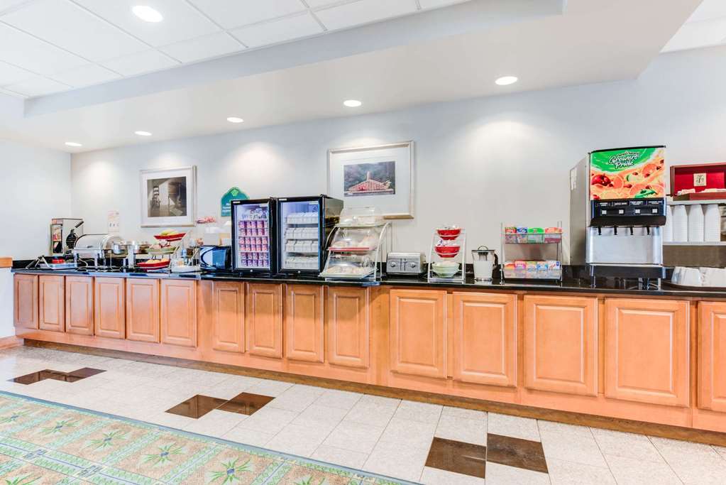 Wingate by Wyndham York - photo 13