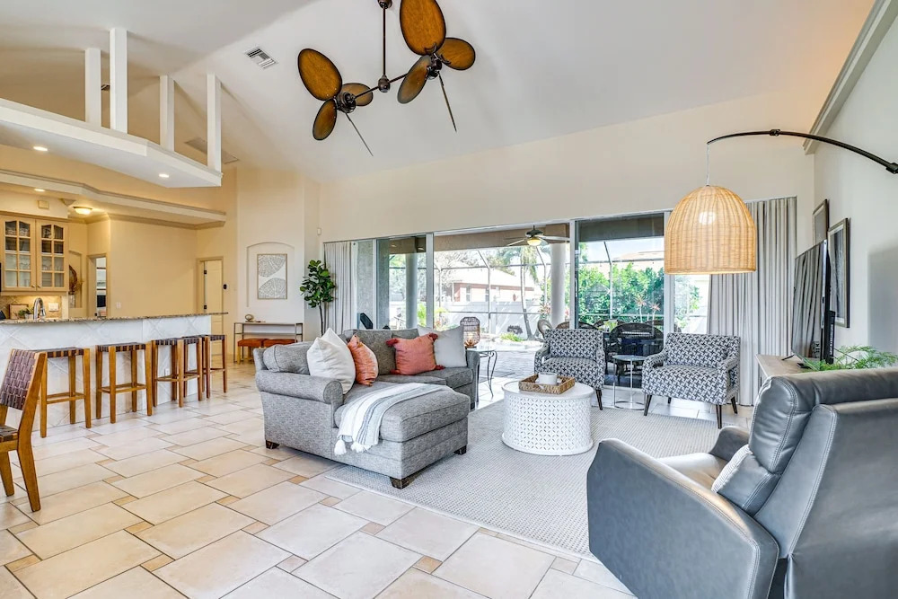 Spacious Oasis w Lagoon Pool & Spa in Cape Coral