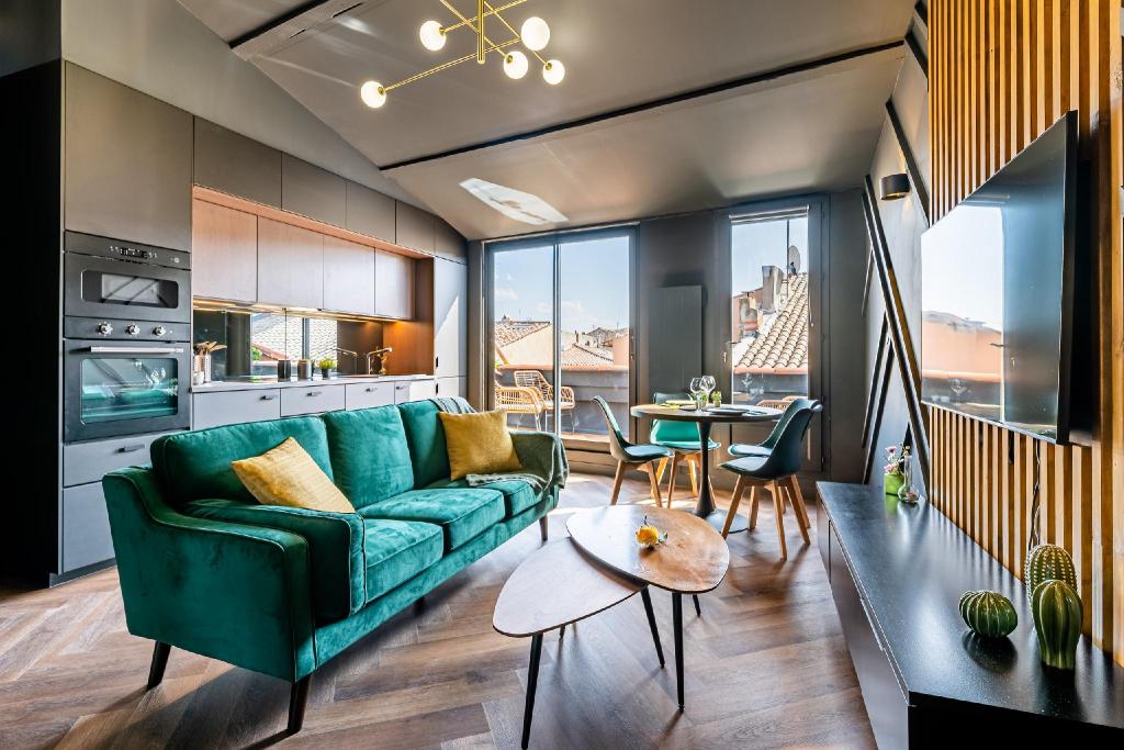 Appartement Cosy Proche Plage Meuble de Tourisme Classe 2 Etoiles — 4-Star Luxury Hotel in La Ciotat, France