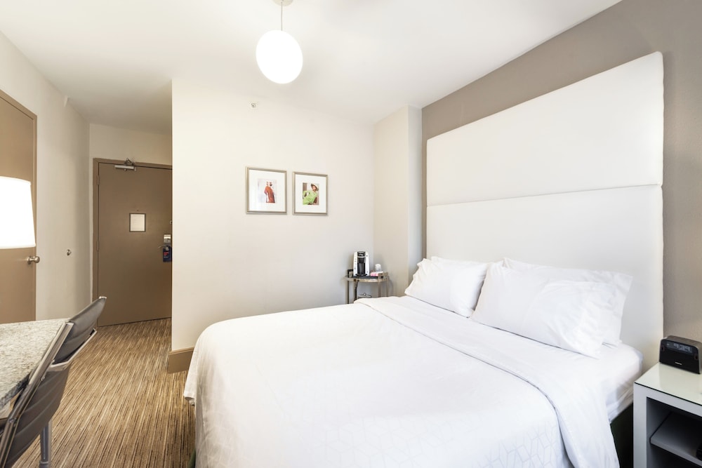 Holiday Inn Express Chicago Magnificent Mile - photo 8