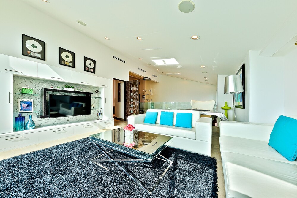 Hollywood Estate With Stunning Views - photo 55