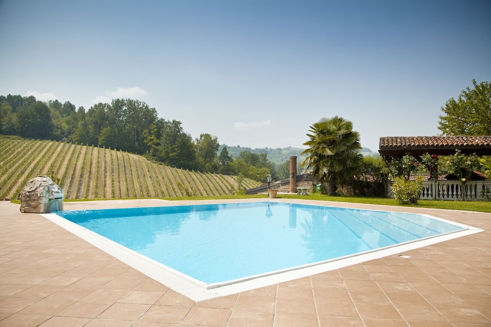 Tenuta Cà dei Mandorli — 4-Star Luxury Hotel in Castel Boglione, Italy