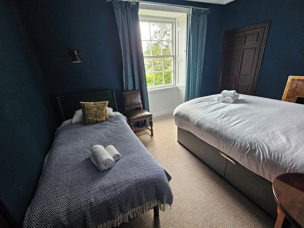 2 Bed Apartment Sleeps 4 Parking Wifi — 4-Star Luxury Hotel in Doncaster, United Kingdom
