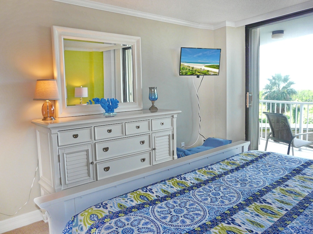 Beachfront condo in resort style community with pool - photo 5