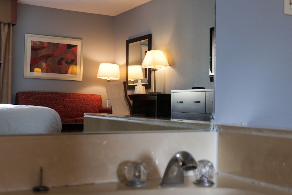 Baymont by Wyndham Flint Airport North - photo 15