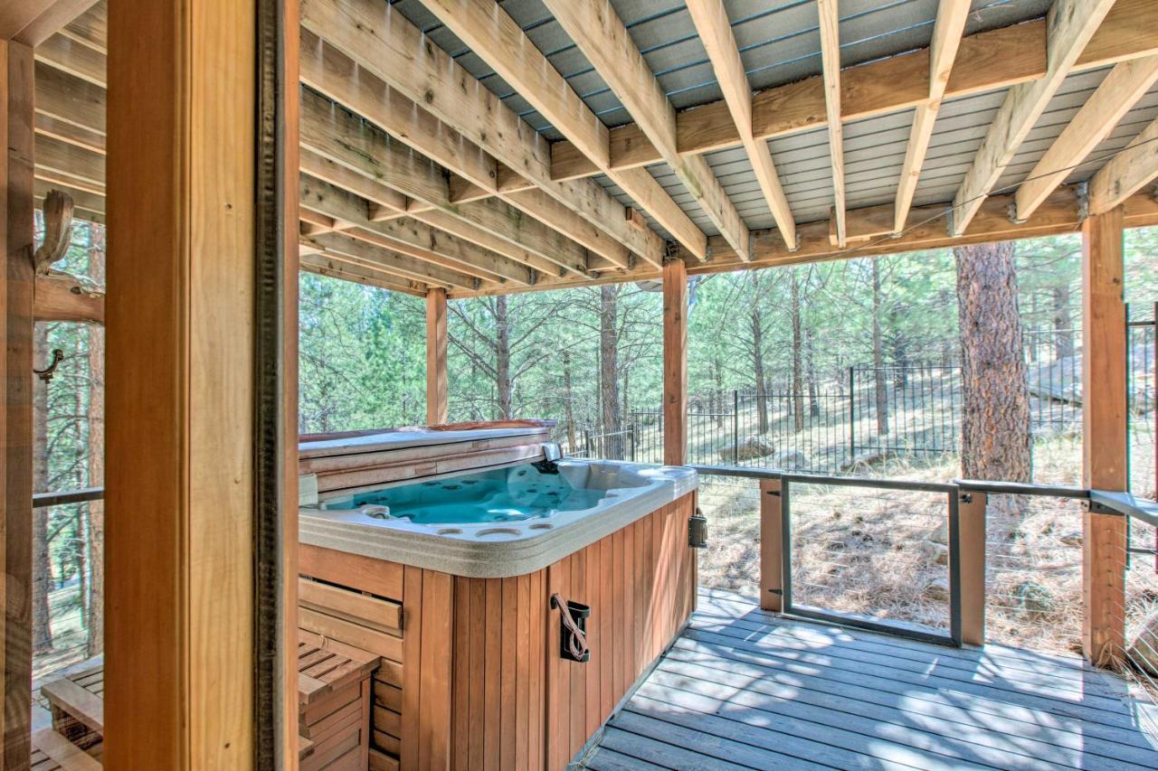 Stunning Angel Fire Cabin with Hot Tub and 3 Decks — 4-Star Luxury Hotel in Angel Fire, United States