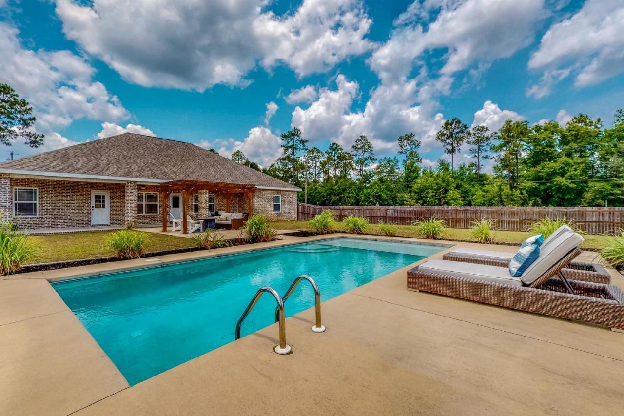 4BR retreat with a saltwater Pool and fire table — hotel in Crestview