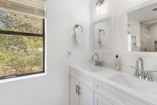 Wimberley Log Cabins Resort and Suites Unit 2 in Wimberley, United States