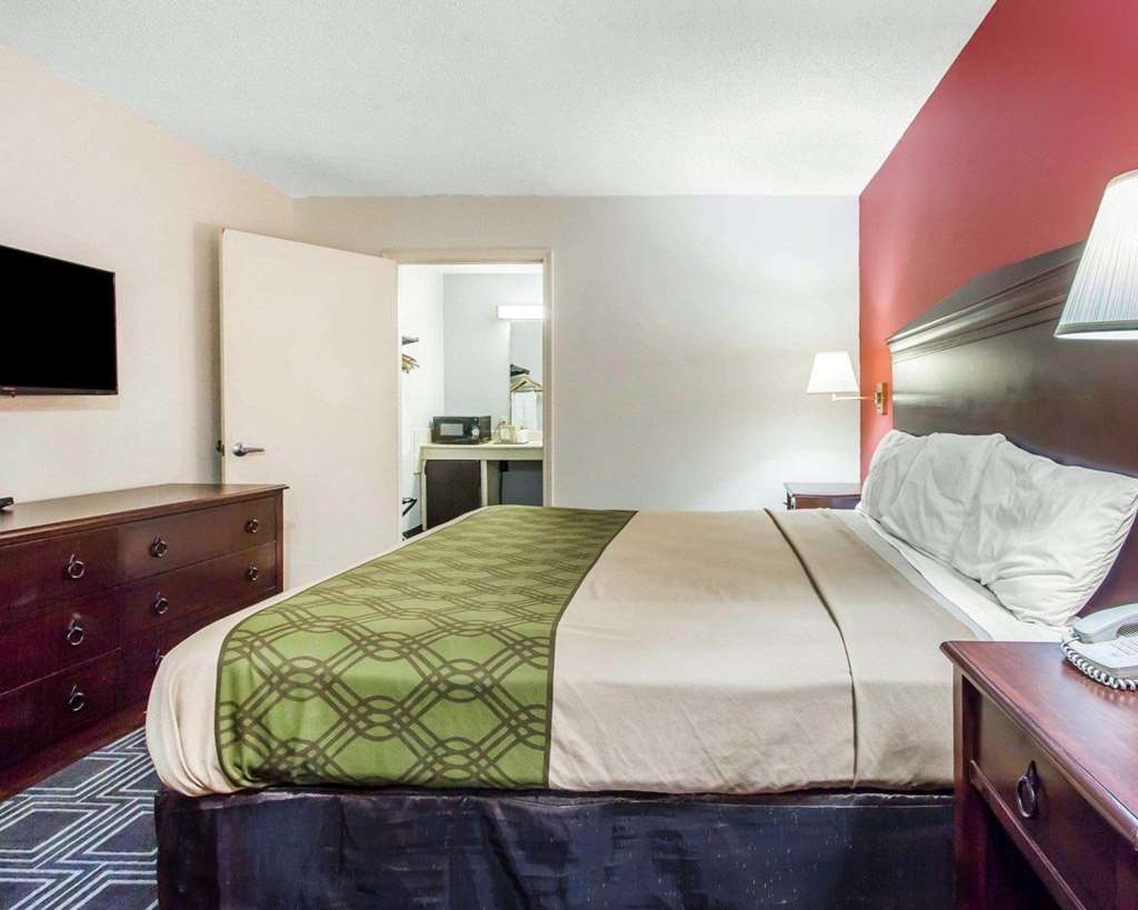 Econo Lodge Lanett - photo 14