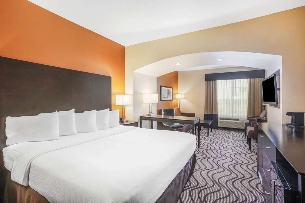 La Quinta Inn & Suites by Wyndham Beeville - photo 22
