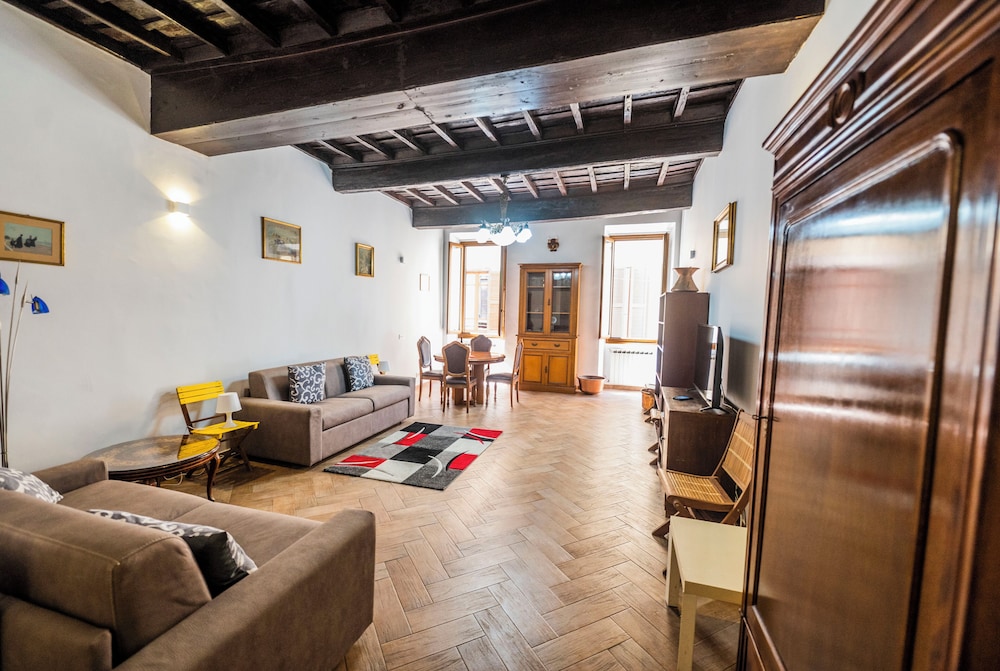 Campo de Fiori Large Family Apartment — 4-Star Luxury Hotel in Rome, Italy