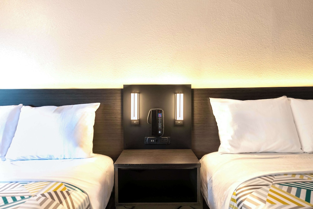 Motel 6 Charlotte NC Coliseum - photo 5