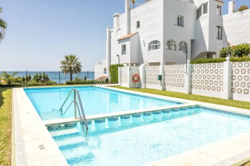 Front Sea View Penthouse — Estepona