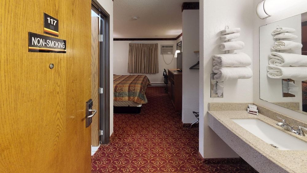 Waconia Inn & Suites - photo 17