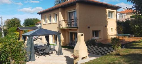 Gite Des Gones Gite Climatise a 15 Min de Lyon Avec Jardin Et Parking Prive — 4-Star Luxury Hotel in Feyzin, France
