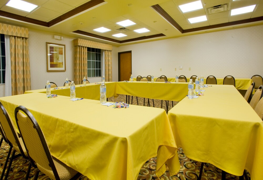 Holiday Inn Express & Suites Levelland by IHG - photo 31