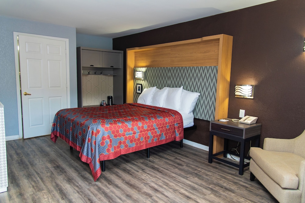 Columbus Inn and Suites - photo 7