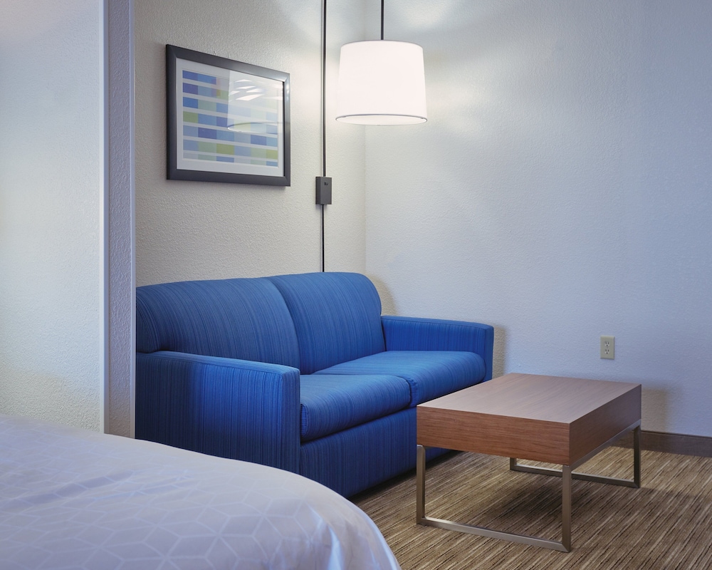 Holiday Inn Express & Suites Akron Regional Airport Area - photo 24