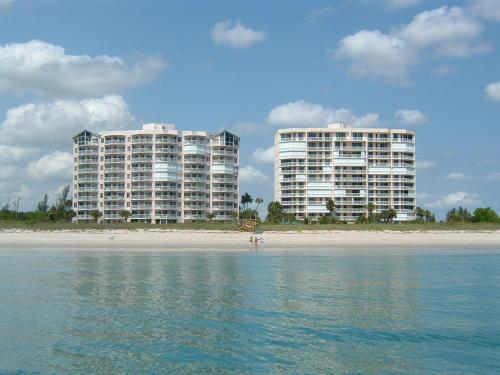Oceanfront luxury at Hibiscus Breeze charming 2 2 condo on North Hutchinson Island 3 Month Min — 4-Star Luxury Hotel in Fort Pierce, United States