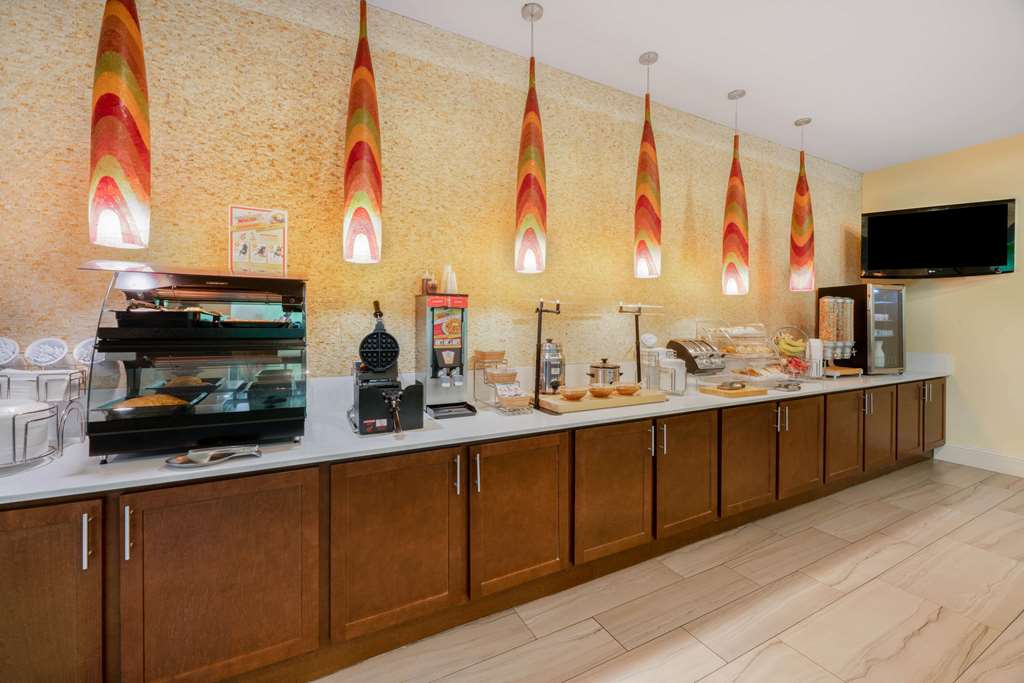 La Quinta Inn & Suites by Wyndham Broussard Lafayette Area - photo 33