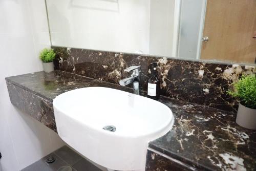 Central next to Shopping 1 Bedroom Condo 2 Min to BTS Asok and Terminal 21