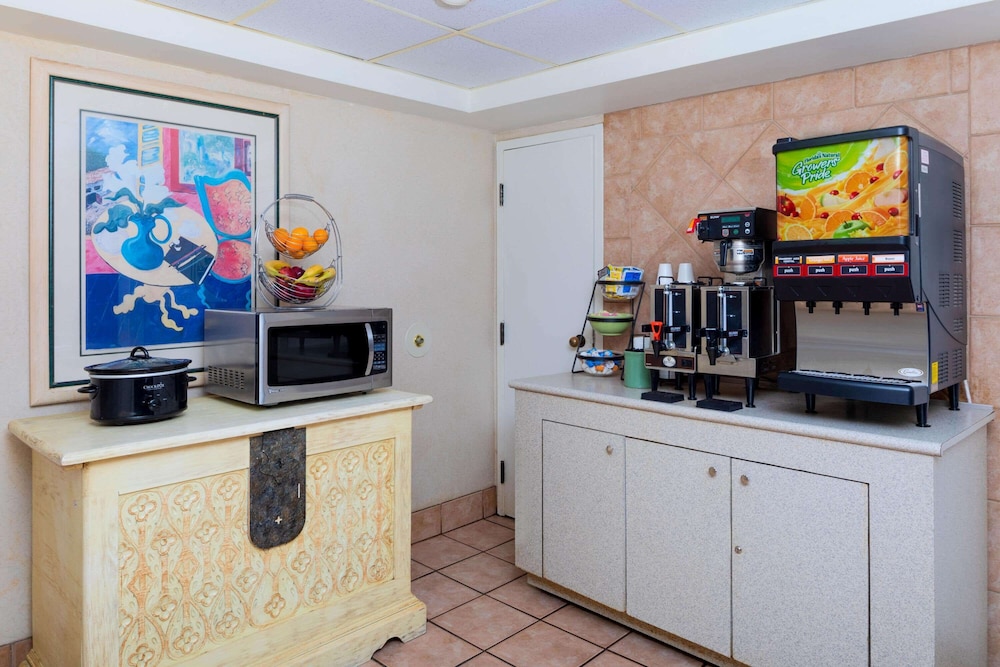 Super 8 by Wyndham Savannah - photo 30