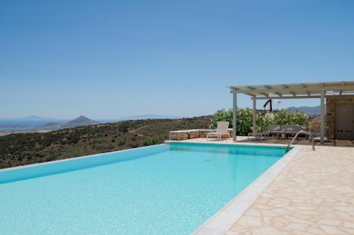 Deluxe Villa Infinity Pool & Helipad by VillaRentalsgr Paros — 4-Star Luxury Hotel in Paros, Greece