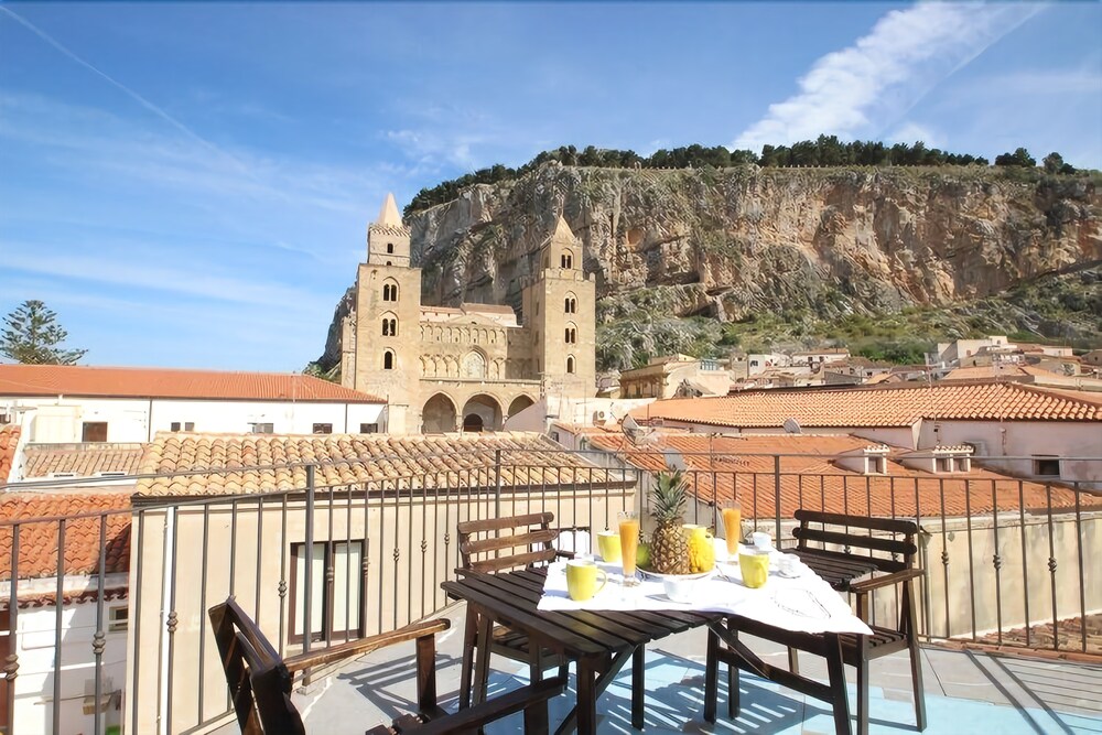 Duomo Apartments Cefalù — 4-Star Luxury Hotel in Cefalu, Italy