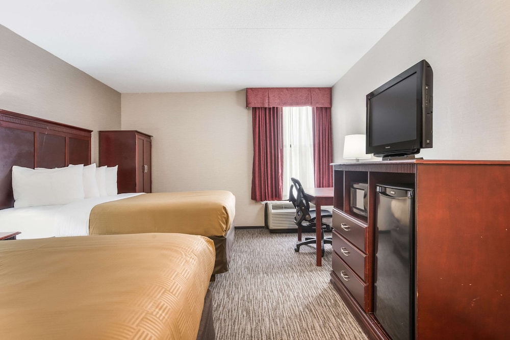 Clarion Inn & Suites Grand Rapids Airport - photo 29