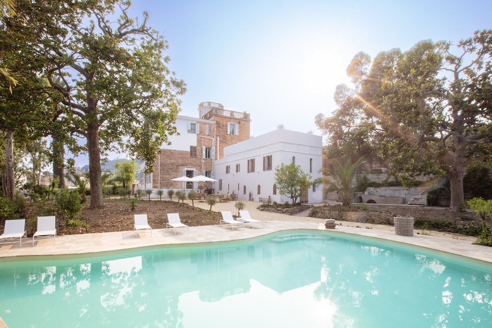 La Bâtisse en Blanc - carbon neutral hotel in Vallauris