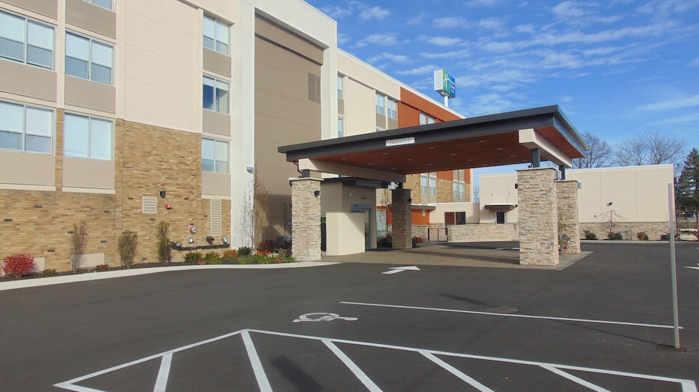 Holiday Inn Express & Suites Wapakoneta by IHG - photo 78