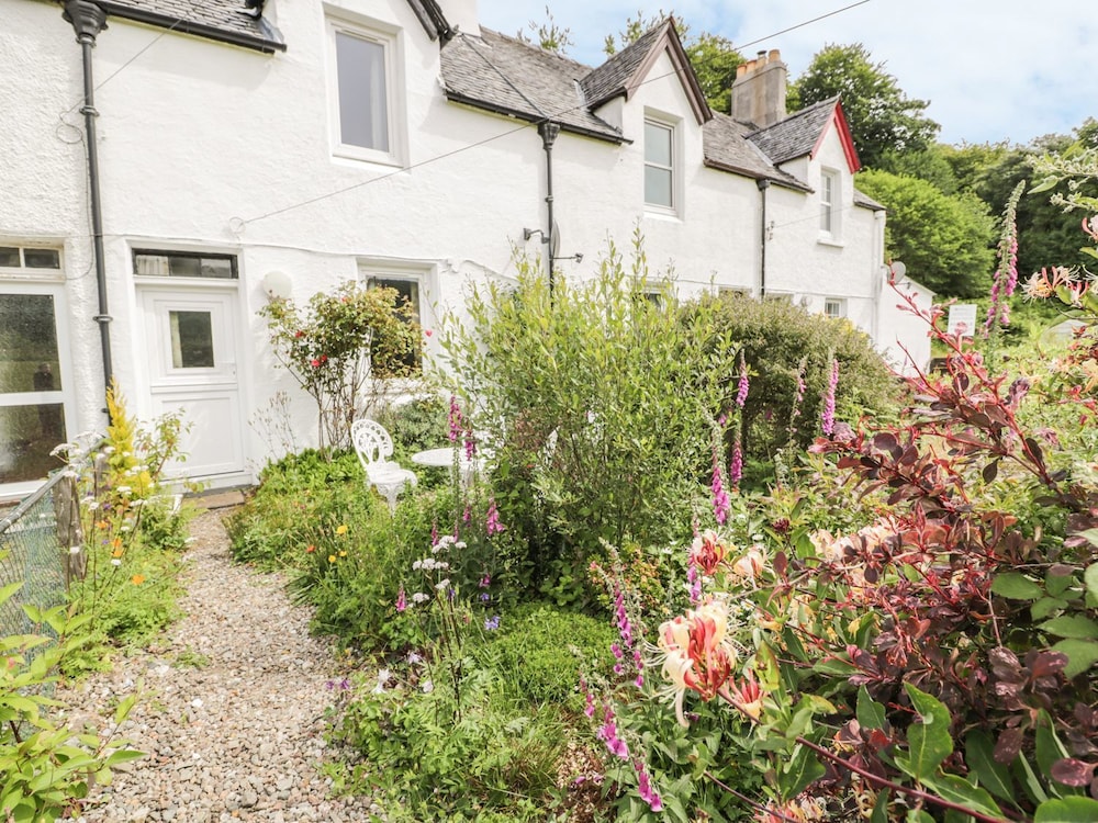 Crinan Canal Cottage No8 Kilmartin — 4-Star Luxury Hotel in Lochgilphead, United Kingdom