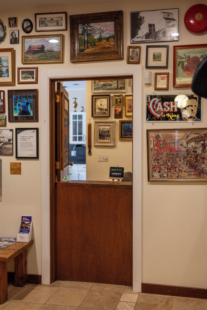 Rams Head Inn - carbon neutral hotel in Rossland