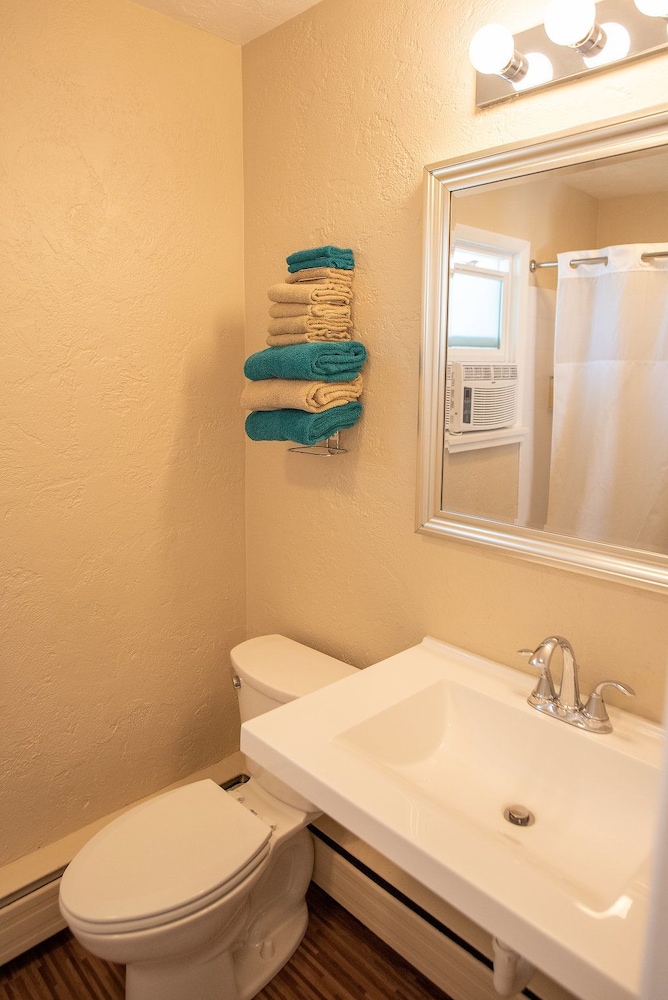 Circle R Motel - photo 28