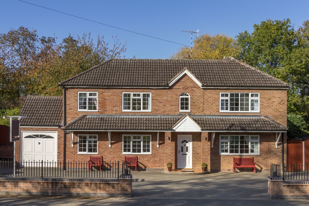 Faviere Guest House — 4-Star Luxury Hotel in Stratford-Upon-Avon, United Kingdom