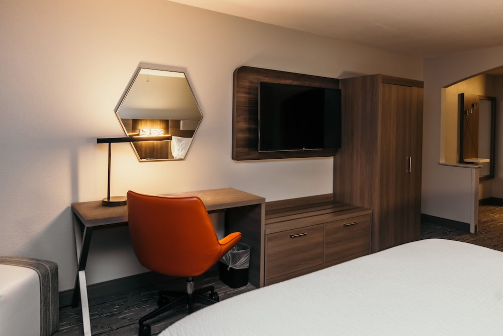 Holiday Inn Express and Suites Urbandale by IHG - photo 9