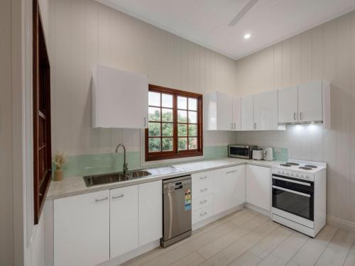 Charming 3BR Inner City Haven Highgate Hill in Brisbane, Australia