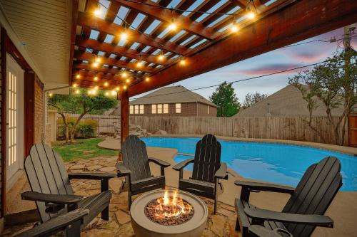 3 BD Backyard Oasis w Pool Patio Firepit — 4-Star Luxury Hotel in Irving, United States