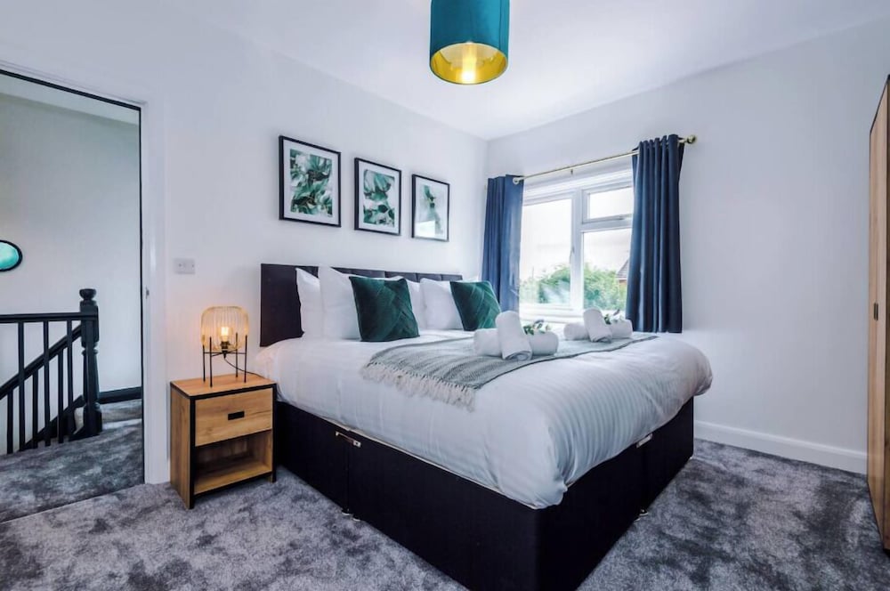 Pristine 3 Bed Home in Crewe by 53 Degrees Property Ideal for Business & Contractors Great Parking Sleeps 5 — 4-Star Luxury Hotel in Crewe, United Kingdom