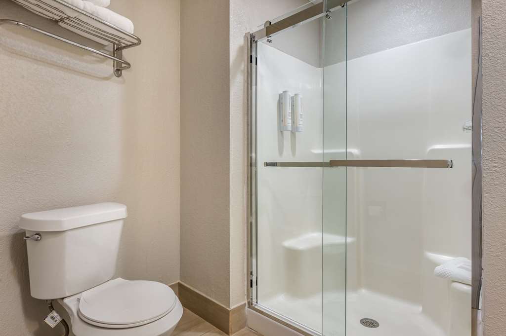 Clarion Pointe Louisville East - photo 20