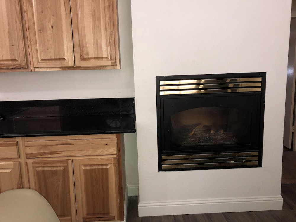 Cedar Inn & Suites - photo 11
